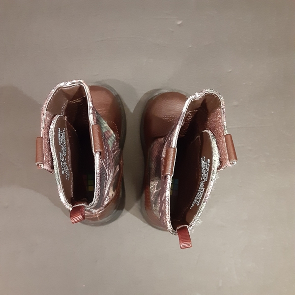 HEALTHTEX Faux Leather/Realtree Camo Boots Velcro/side closure. Like New Size 4C - Picture 2 of 12